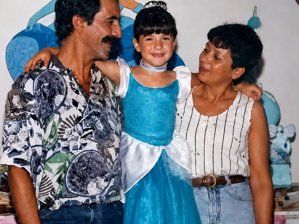 Mãe Kauana na infância, junto de sua família